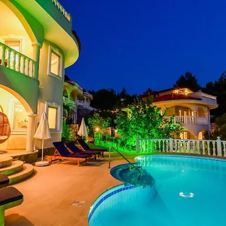 Rent Your Own Luxury With 4 Bedrooms, Dalaman 1052 *