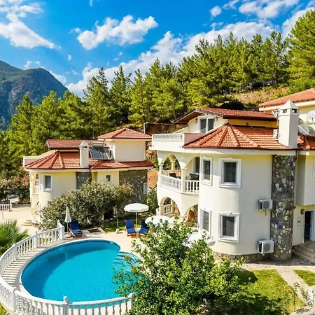 Rent Your Own Luxury With 4 Bedrooms, Dalaman 1052 *